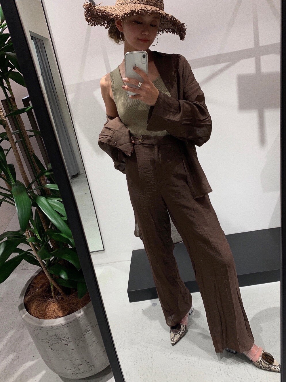 ベージュ系のニット/セーター、その他のパンプス、ブラウン系のシャツ/ブラウスを着用したレディースの夏コーディネートの2枚目の写真