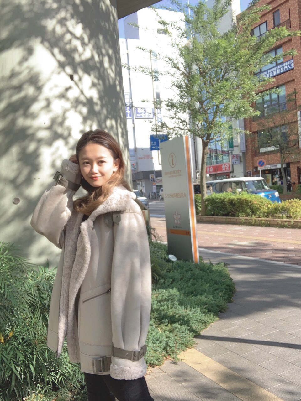 ブラック系のその他パンツ、ブラック系のニット/セーター、グレー系のムートンコートを着用したレディースの秋コーディネートの3枚目の写真