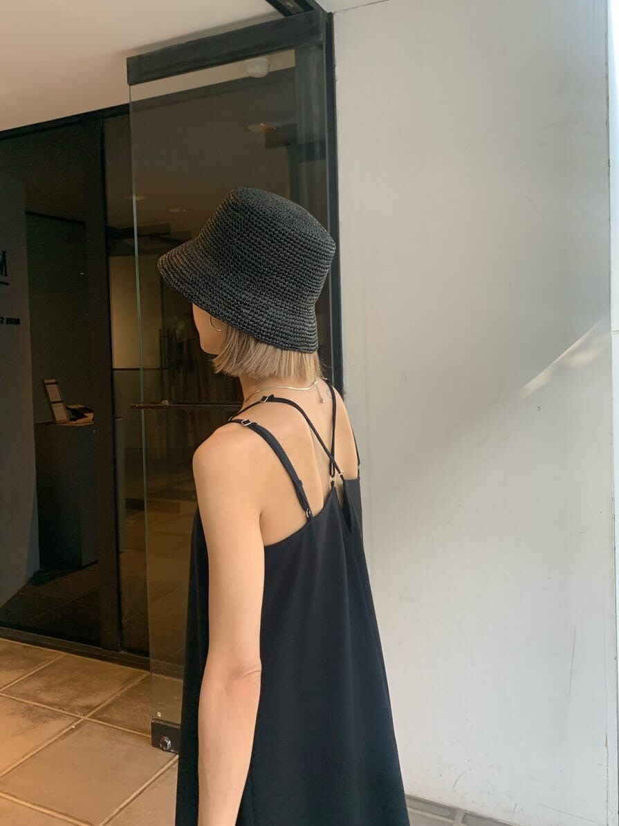 グリーン系のシャツ/ブラウス、ブラック系のワンピース、ブラック系のサンダルを着用したレディースの夏コーディネートの4枚目の写真