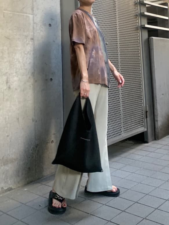 その他のTシャツ/カットソー、ベージュ系のスラックス、ブラック系のサンダルを着用したレディースの夏コーディネートの2枚目の写真