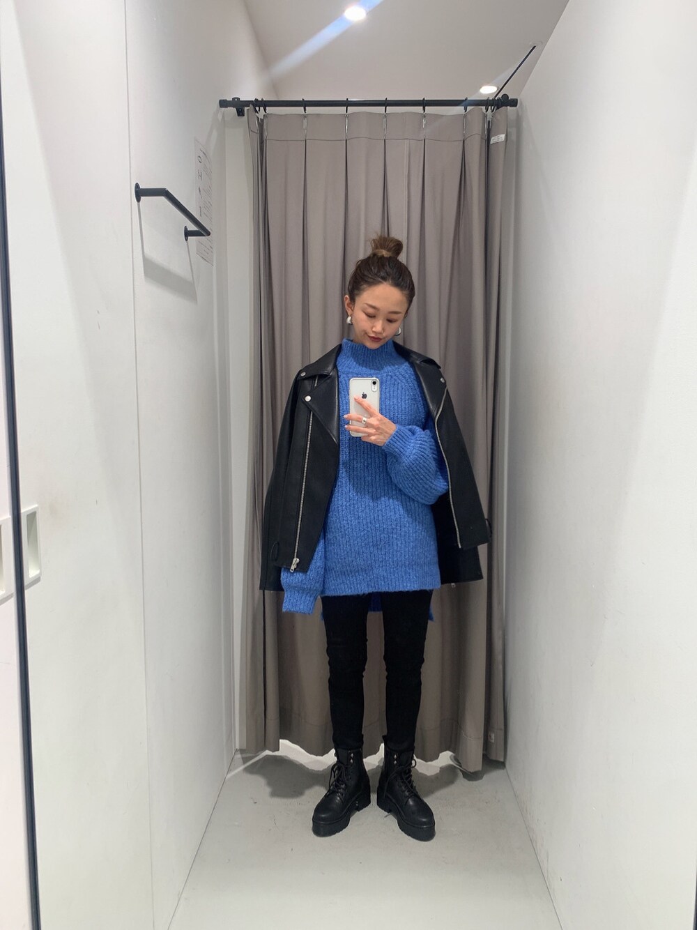 ブラック系のその他パンツ、ブラック系のブーツ、ブルー系のニット/セーターを着用したレディースの秋コーディネートの2枚目の写真