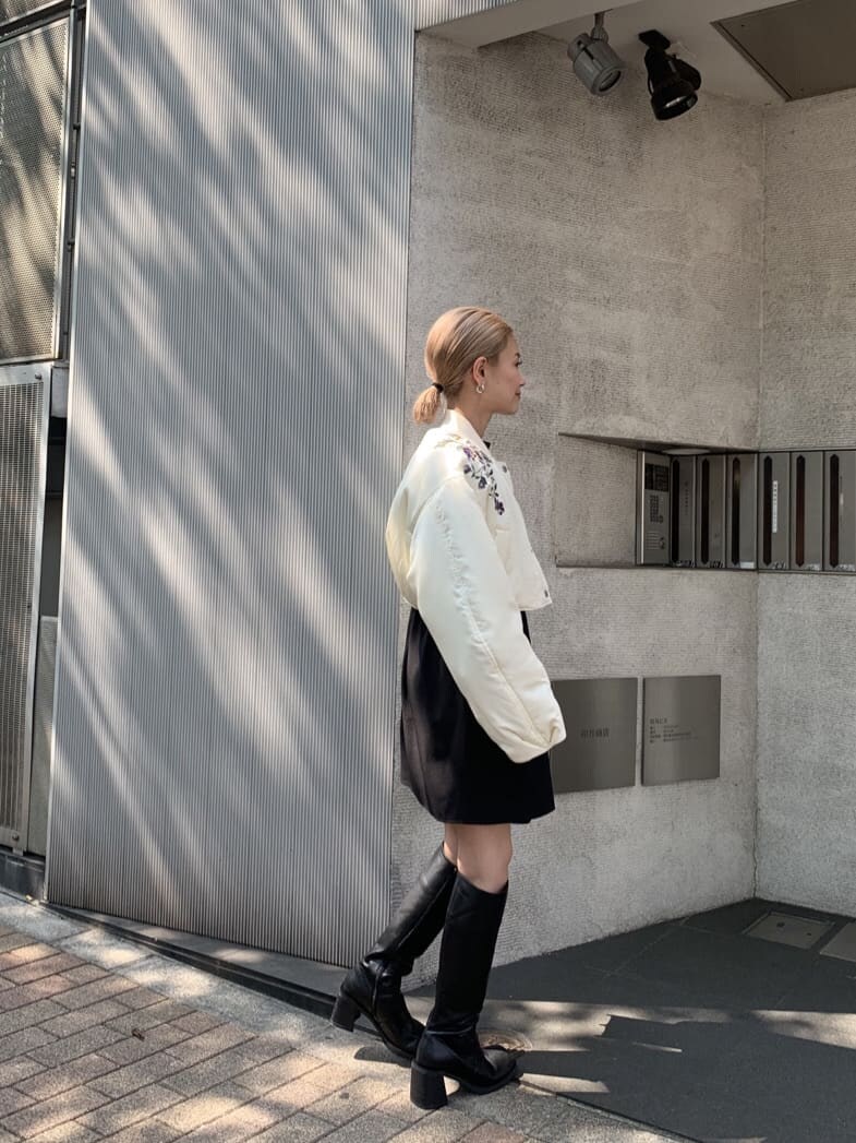 ブラック系のワンピース、ホワイト系のブルゾンを着用したレディースの夏コーディネートの4枚目の写真