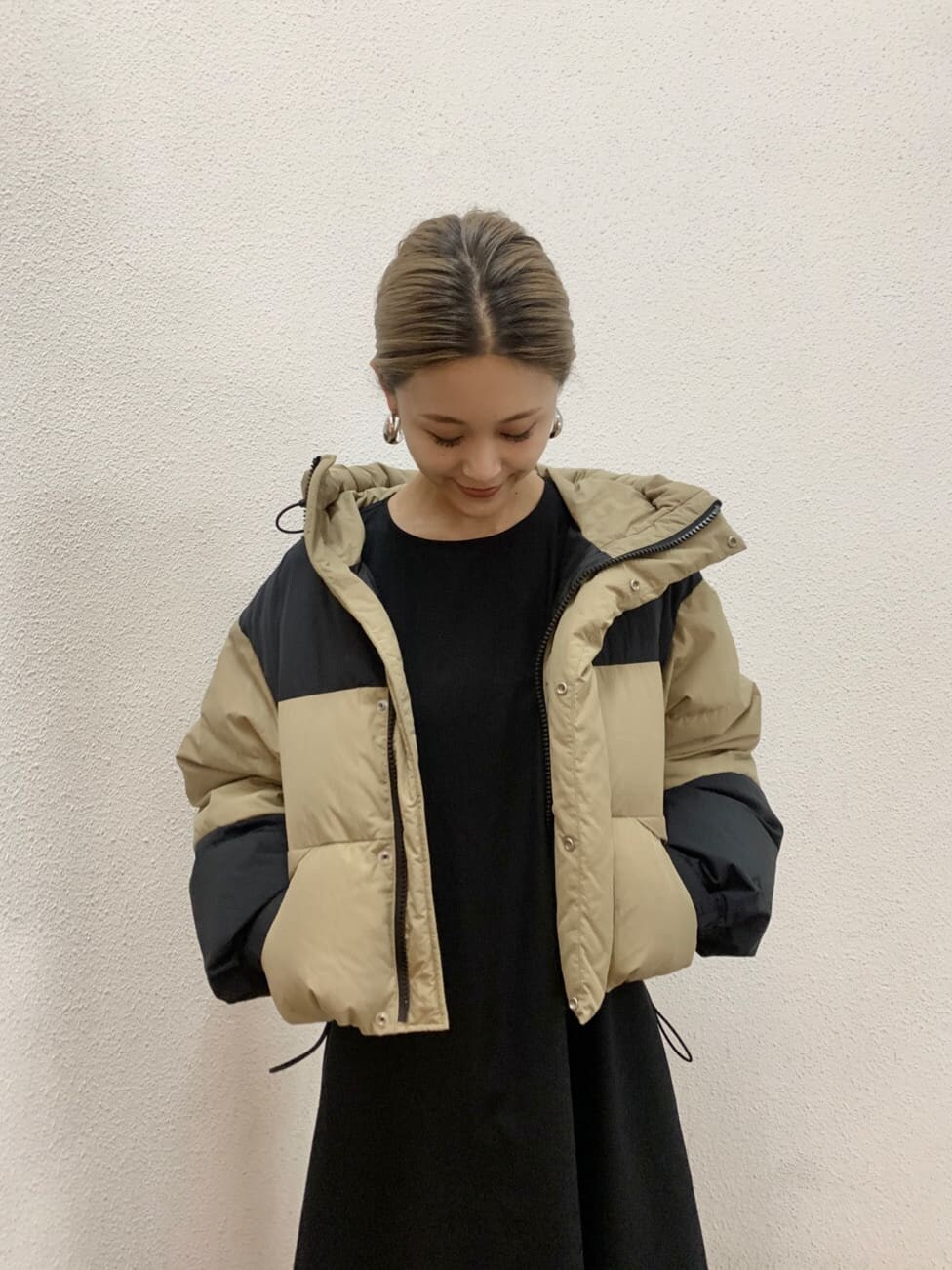 グリーン系のダウンジャケット/コート、ベージュ系のダウンジャケット/コート、ブラック系のブーツを着用したレディースの夏コーディネートの3枚目の写真