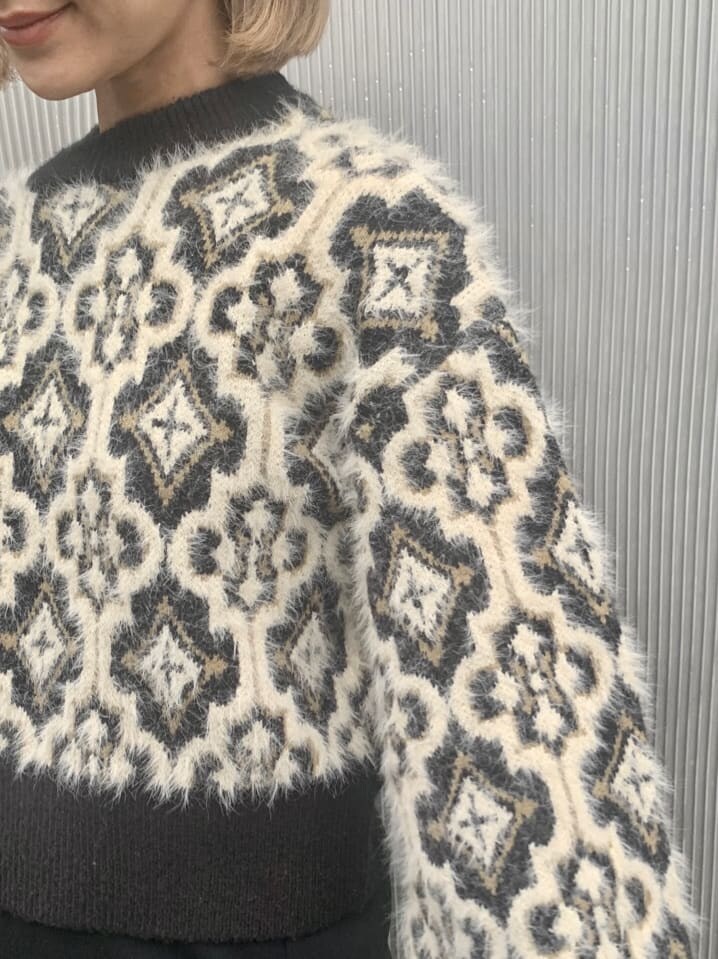 ブラック系のブルゾン、ブラック系のニット/セーター、ブラック系のスカートを着用したレディースの秋コーディネートの3枚目の写真