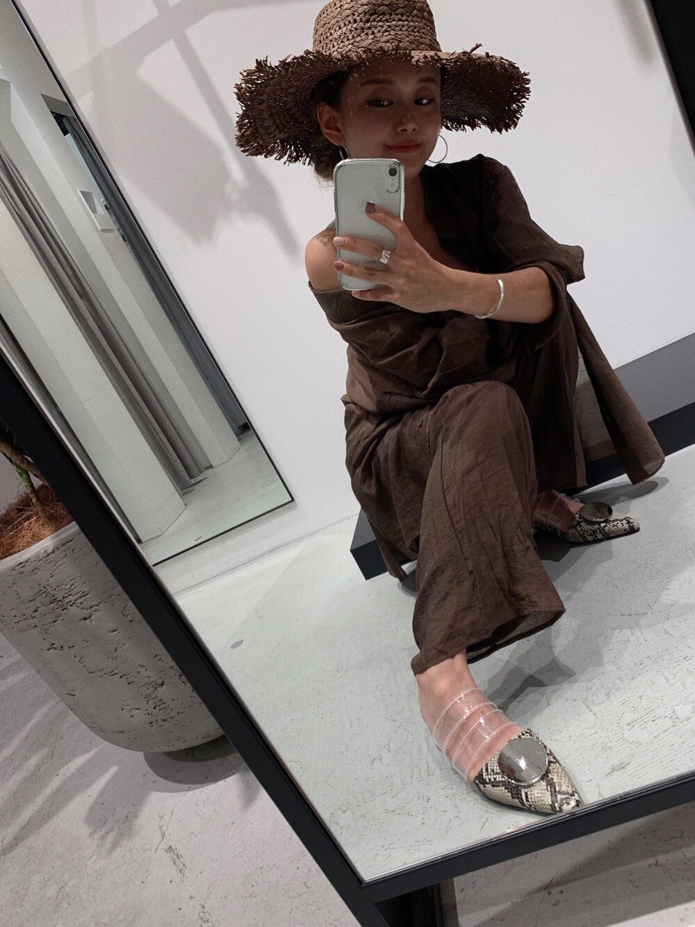 ベージュ系のニット/セーター、その他のパンプス、ブラウン系のシャツ/ブラウスを着用したレディースの夏コーディネートの3枚目の写真