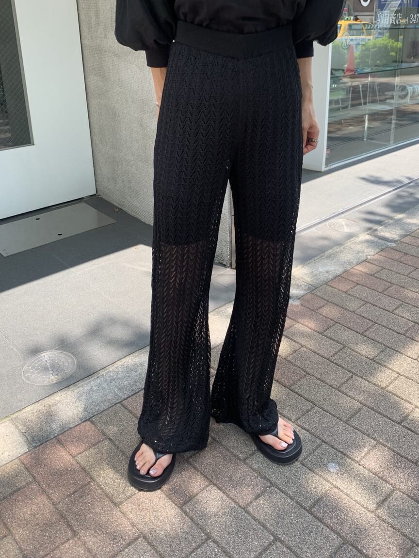 ブラック系のスウェットパンツ、ブラック系のサンダル、ブラック系のハットを着用したレディースの夏コーディネートの4枚目の写真
