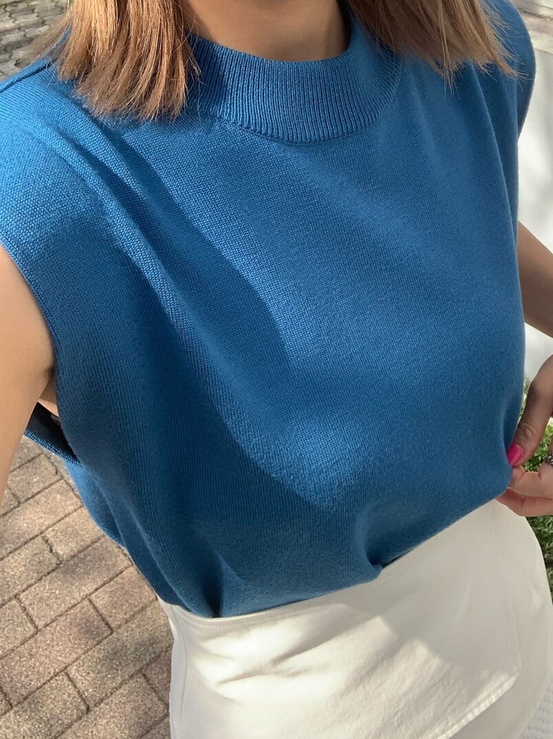 ホワイト系のスカート、ブラック系のサンダル、ブルー系のタンクトップを着用したレディースの春コーディネートの5枚目の写真