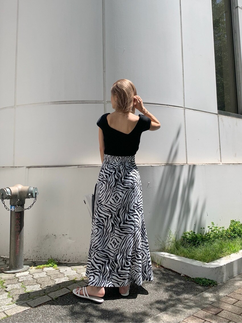 ホワイト系のサンダル、その他のスカート、ブラック系のタンクトップを着用したレディースの春コーディネートの2枚目の写真