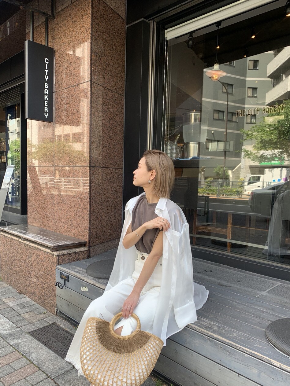 ホワイト系のシャツ/ブラウス、ホワイト系のその他パンツ、ベージュ系のかごバッグを着用したレディースの春コーディネートの3枚目の写真