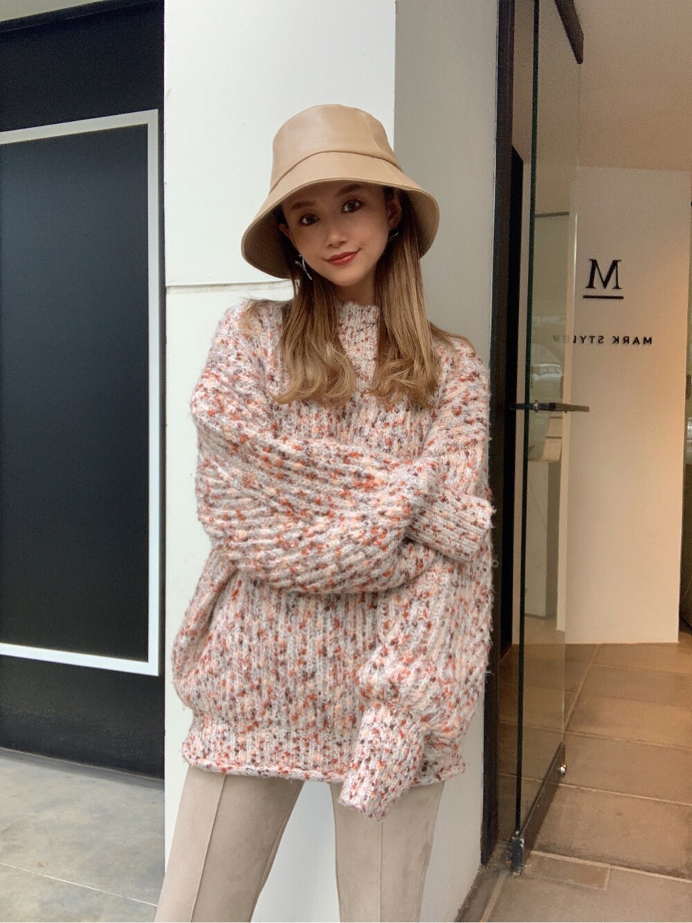 ホワイト系のショルダーバッグ、ホワイト系のその他パンツ、ホワイト系のニット/セーターを着用したレディースの秋コーディネートの2枚目の写真