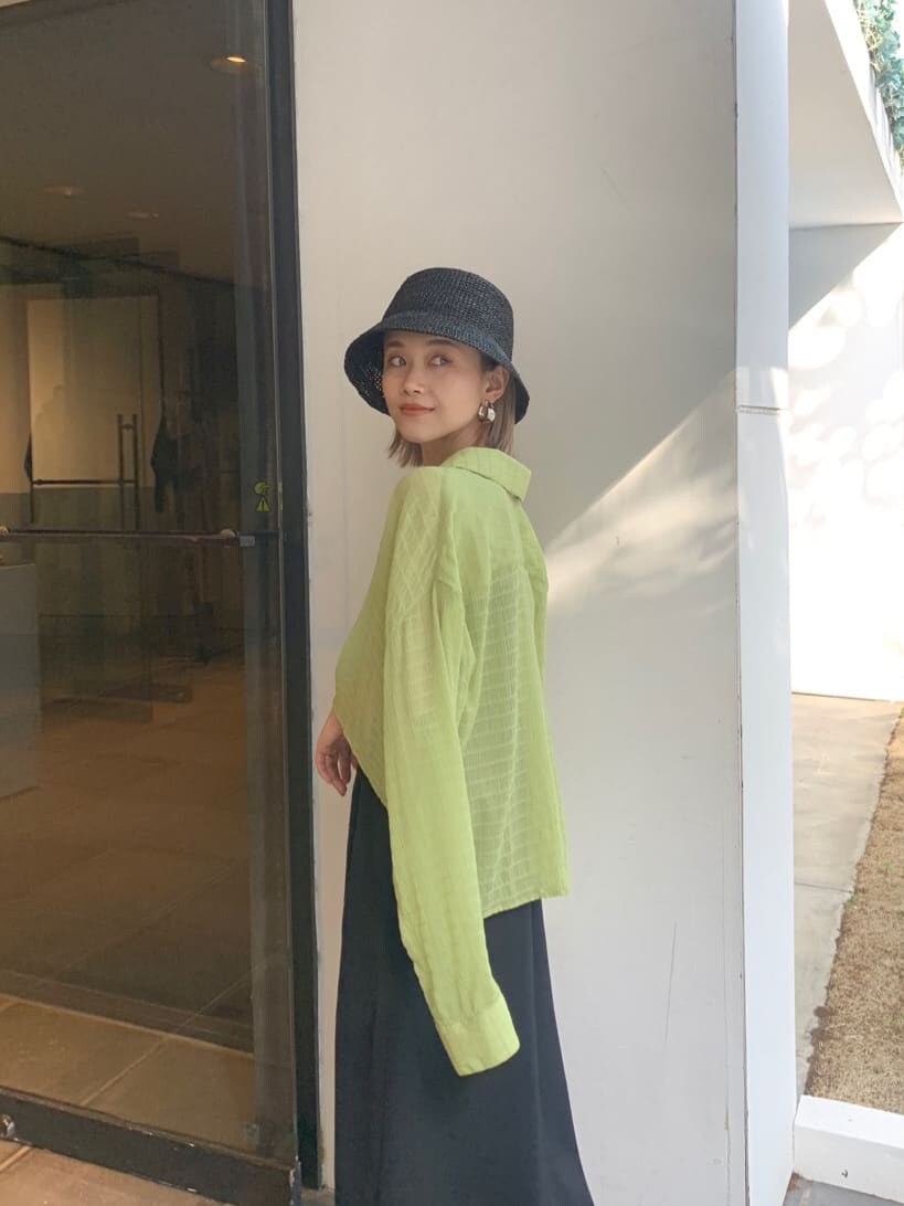 グリーン系のシャツ/ブラウス、ブラック系のワンピース、ブラック系のサンダルを着用したレディースの夏コーディネートの3枚目の写真