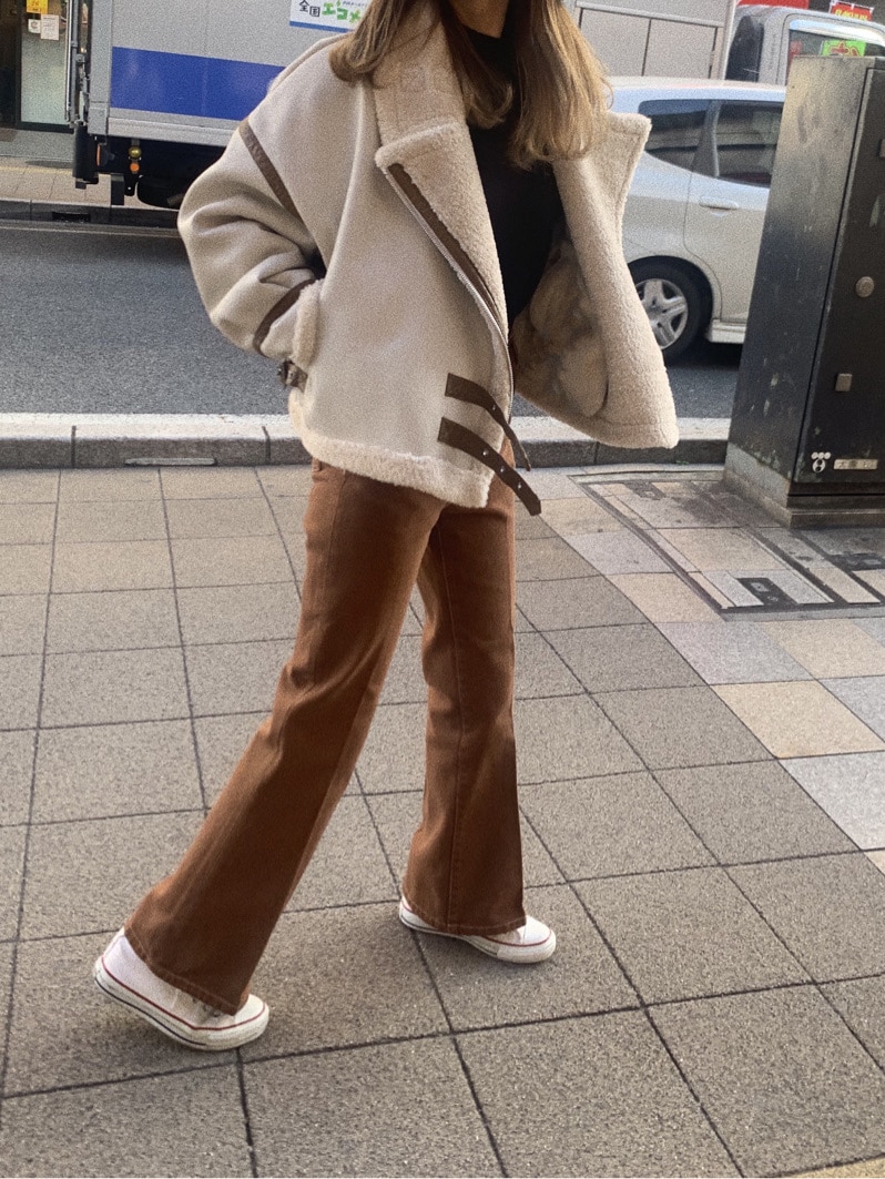ブラウン系のその他パンツ、ホワイト系のムートンコート、ブラック系のニット/セーターを着用したレディースの冬コーディネートの2枚目の写真