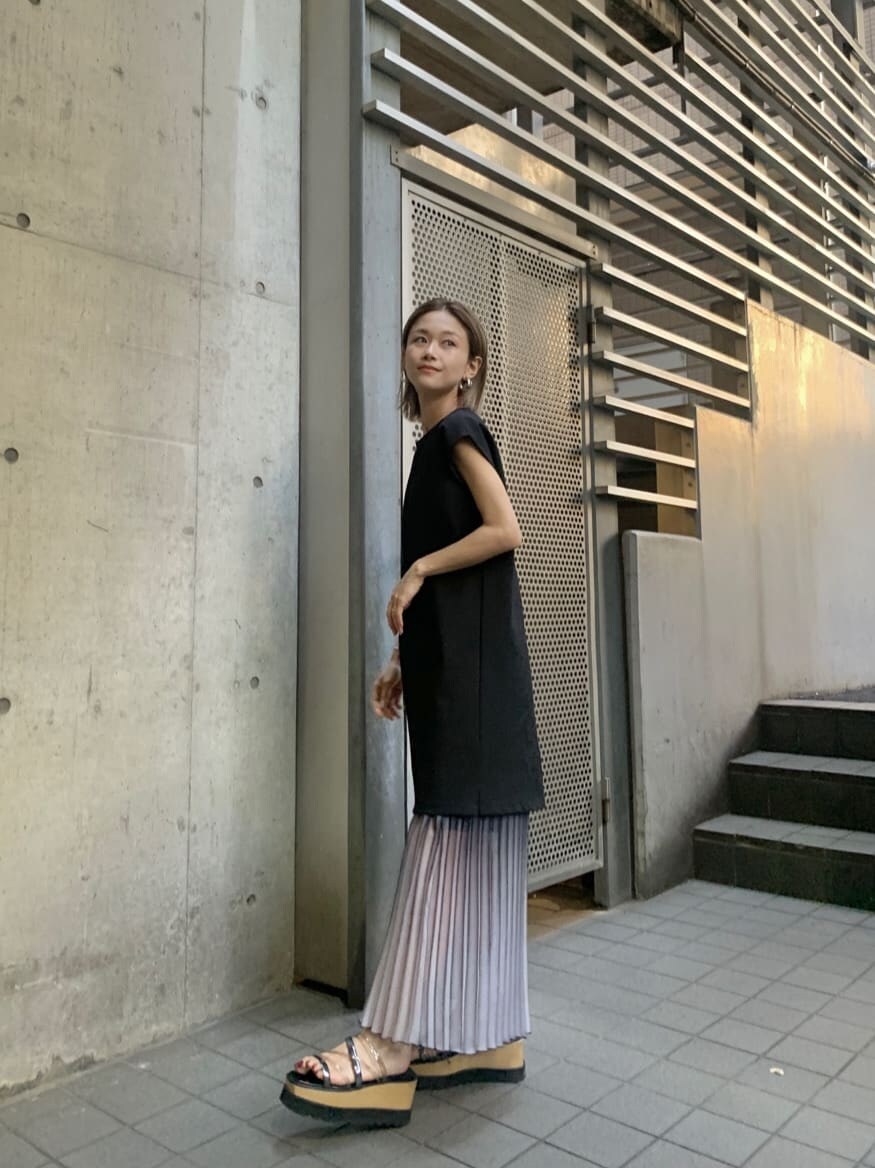 ブラック系のサンダル、ブラック系のワンピース、ブルー系のスカートを着用したレディースの夏コーディネートの3枚目の写真