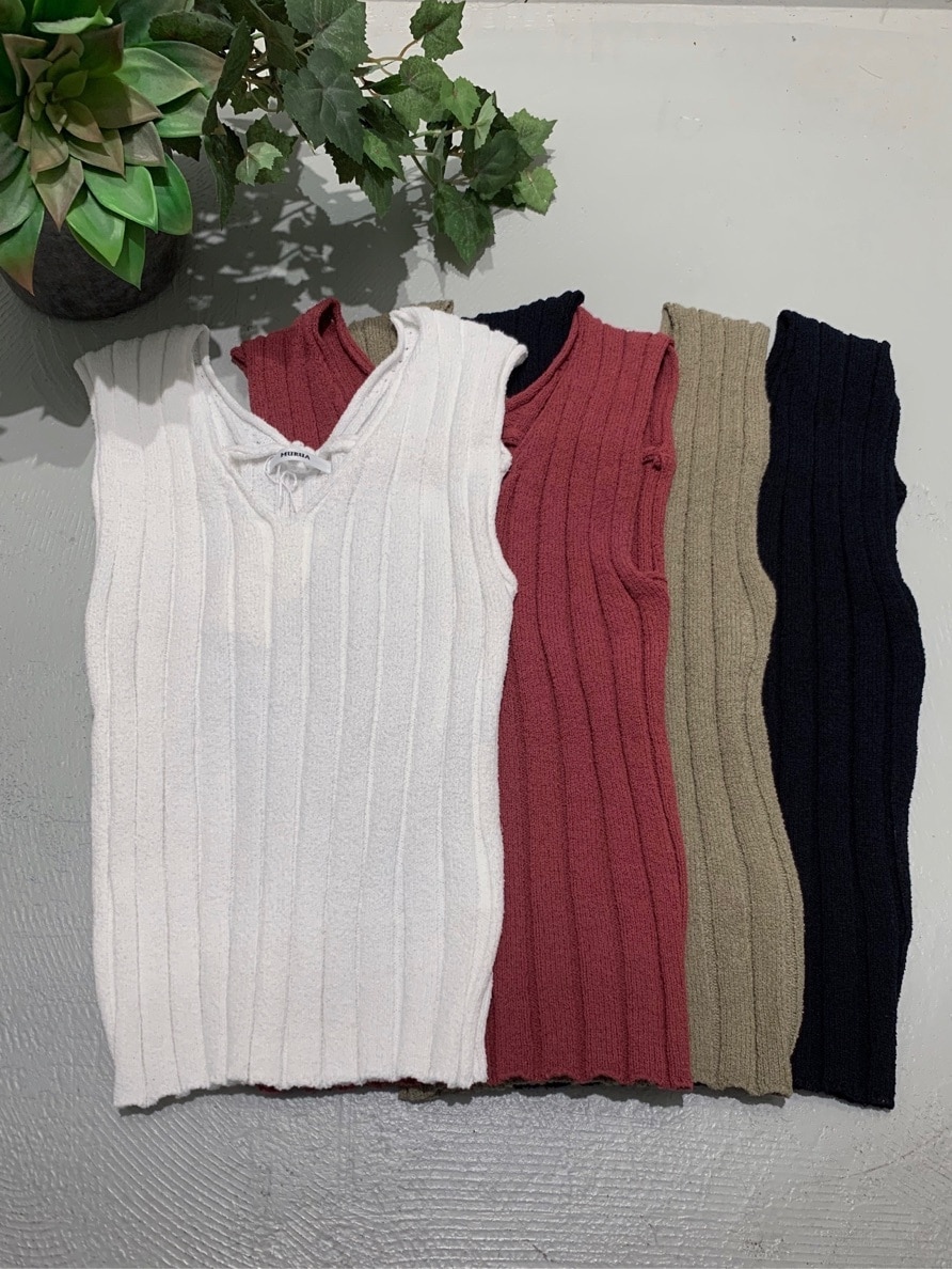 ピンク系のニット/セーターを着用したレディースの夏コーディネートの2枚目の写真