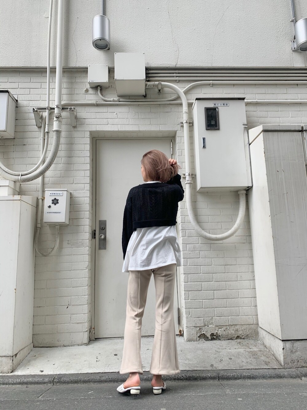 ホワイト系のその他パンツ、ホワイト系のサンダル、ブラック系のニット/セーターを着用したレディースの春コーディネートの3枚目の写真