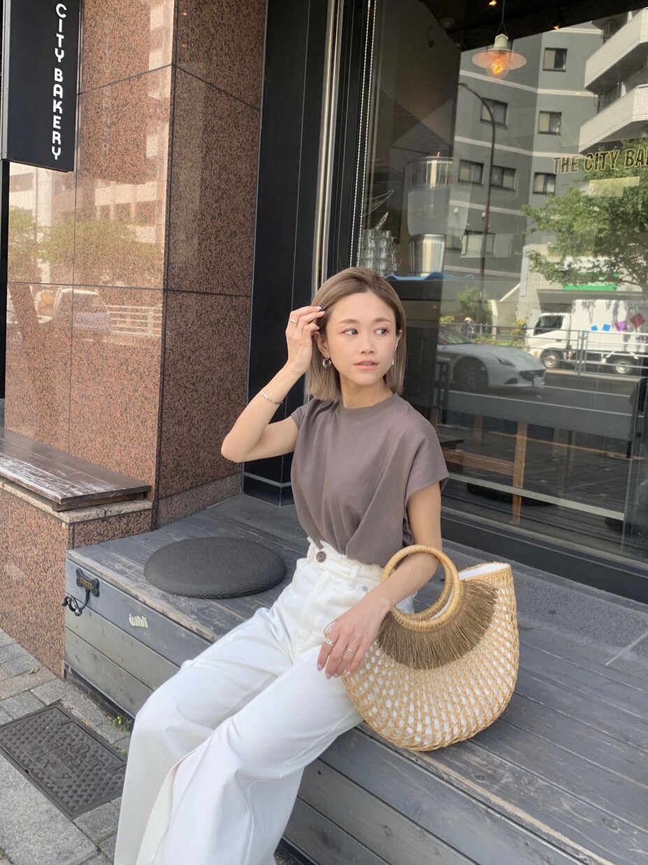 ホワイト系のシャツ/ブラウス、ホワイト系のその他パンツ、ベージュ系のかごバッグを着用したレディースの春コーディネートの2枚目の写真