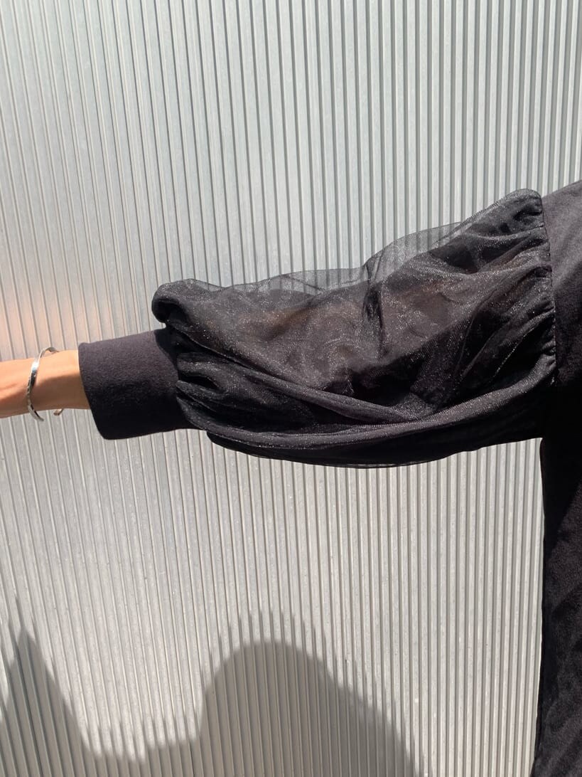 ブラック系のスウェットパンツ、ブラック系のサンダル、ブラック系のハットを着用したレディースの夏コーディネートの5枚目の写真