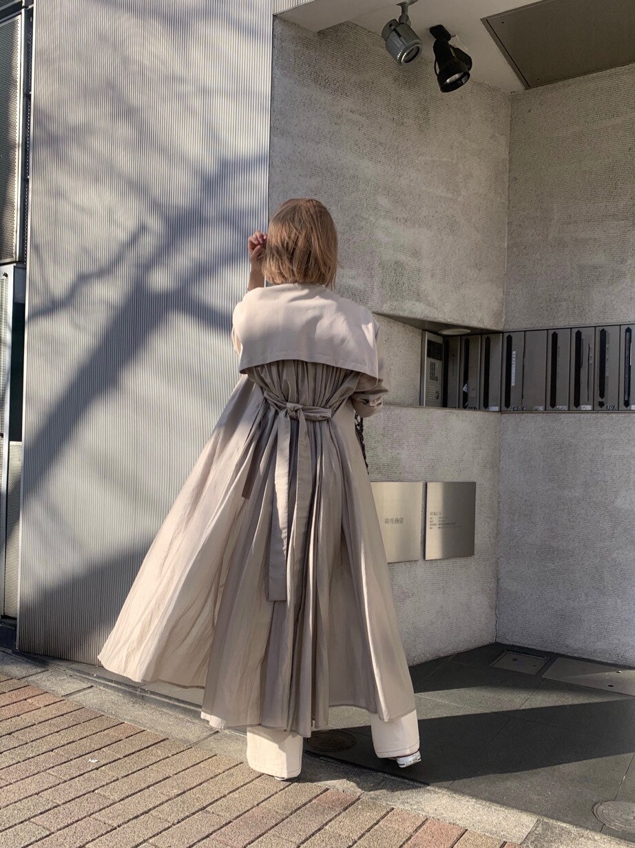 ホワイト系のその他パンツ、ベージュ系のその他アウター、ブラウン系のハンドバッグを着用したレディースの春コーディネートの4枚目の写真