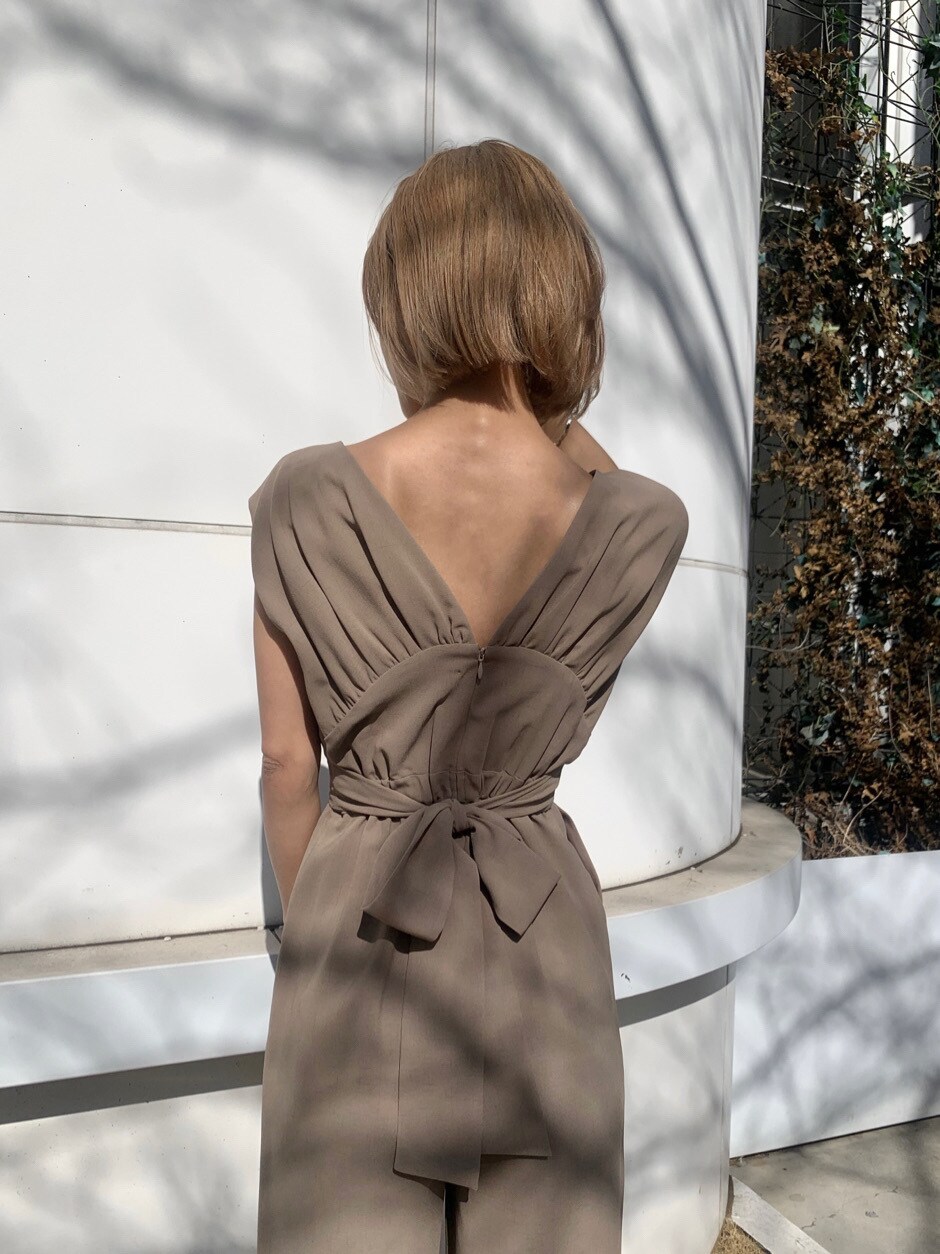 ベージュ系のつなぎ/オールインワンを着用したレディースの夏コーディネートの3枚目の写真