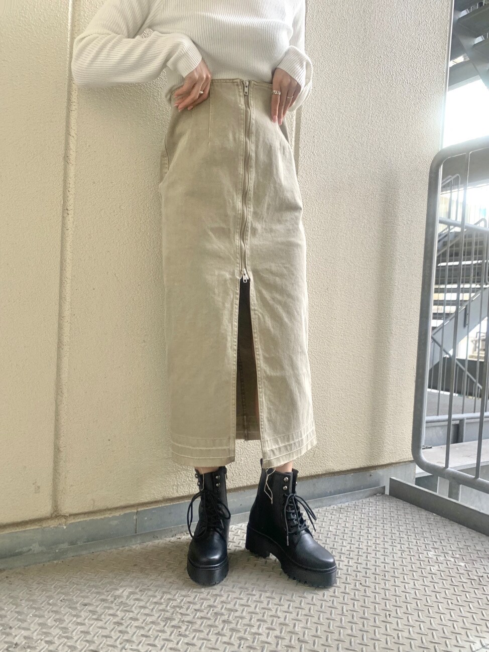 ベージュ系のデニムジャケット、ベージュ系のスカート、ホワイト系のニット/セーターを着用したレディースの冬コーディネートの4枚目の写真