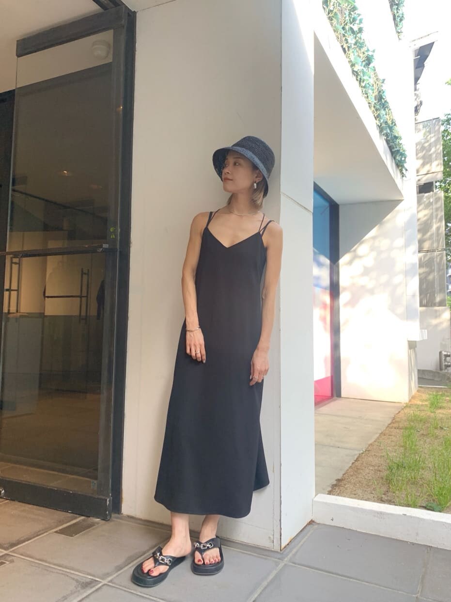 グリーン系のシャツ/ブラウス、ブラック系のワンピース、ブラック系のサンダルを着用したレディースの夏コーディネートの2枚目の写真