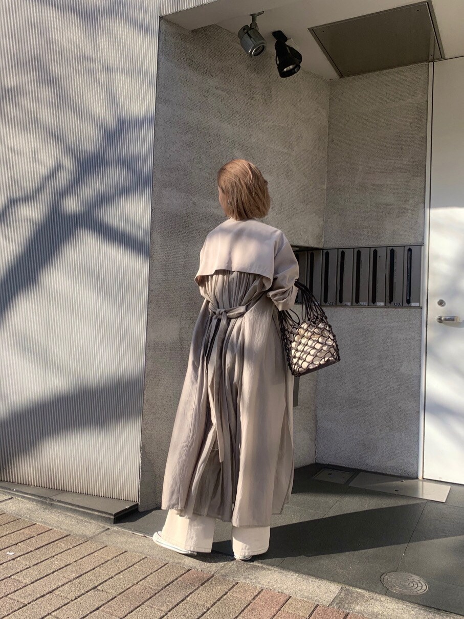 ホワイト系のその他パンツ、ベージュ系のその他アウター、ブラウン系のハンドバッグを着用したレディースの春コーディネートの3枚目の写真