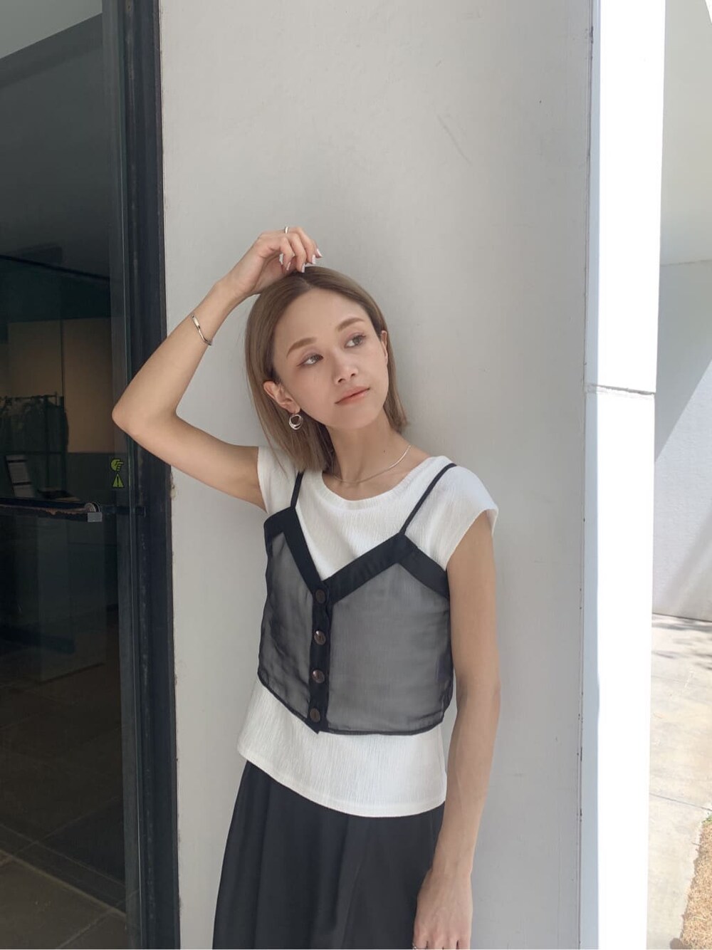 ブラック系のスカート、ブラック系のサンダル、ブラック系のTシャツ/カットソーを着用したレディースの夏コーディネートの3枚目の写真