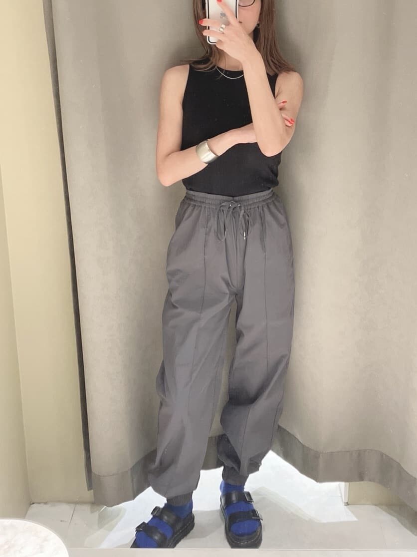 グレー系のカーゴパンツ、ブラック系のタンクトップを着用したレディースの夏コーディネートの2枚目の写真