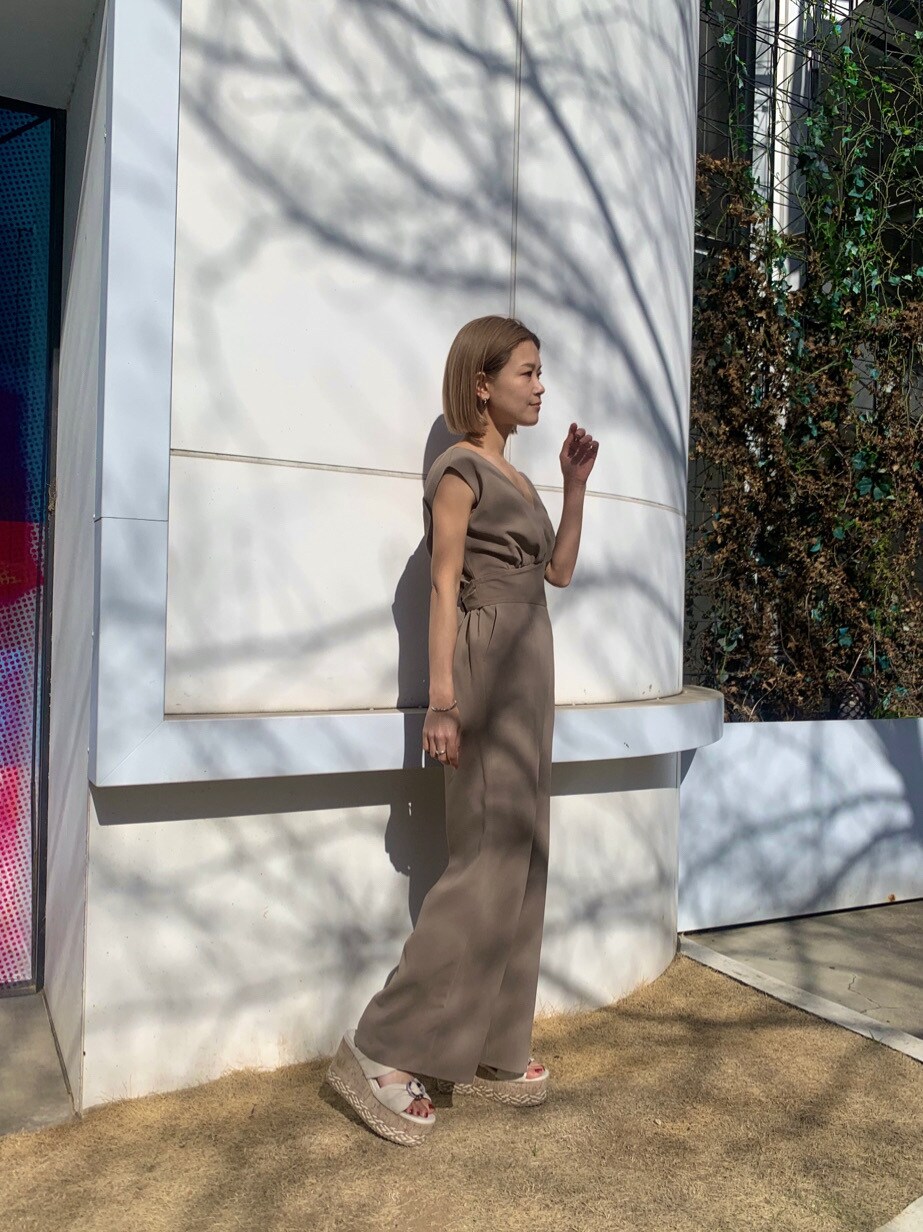 ベージュ系のつなぎ/オールインワンを着用したレディースの夏コーディネートの2枚目の写真