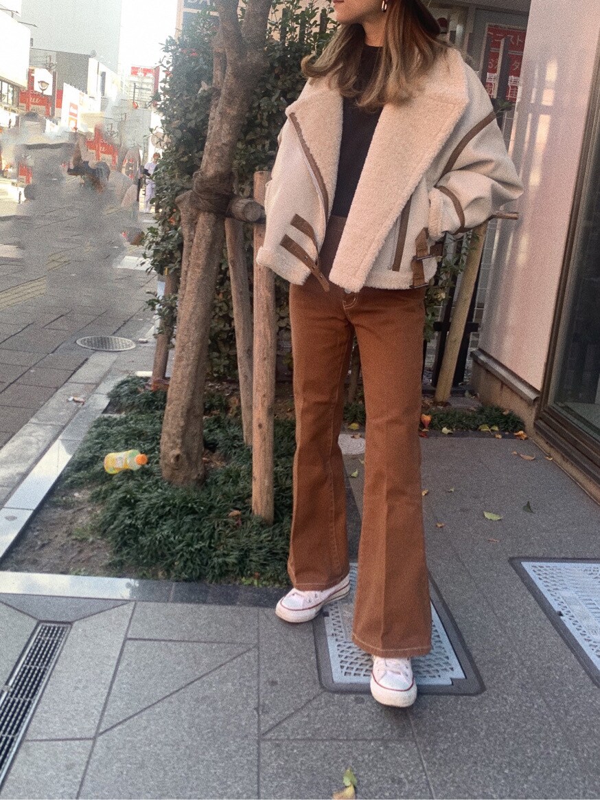 ブラウン系のその他パンツ、ホワイト系のムートンコート、ブラック系のニット/セーターを着用したレディースの冬コーディネートの3枚目の写真