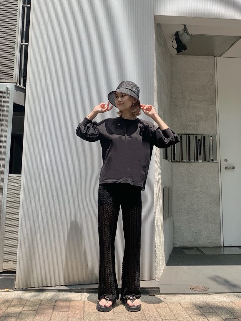 ブラック系のスウェットパンツ、ブラック系のサンダル、ブラック系のハットを着用したレディースの夏コーディネートの2枚目の写真