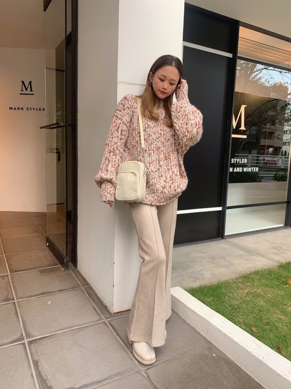 ホワイト系のショルダーバッグ、ホワイト系のその他パンツ、ホワイト系のニット/セーターを着用したレディースの秋コーディネートの3枚目の写真