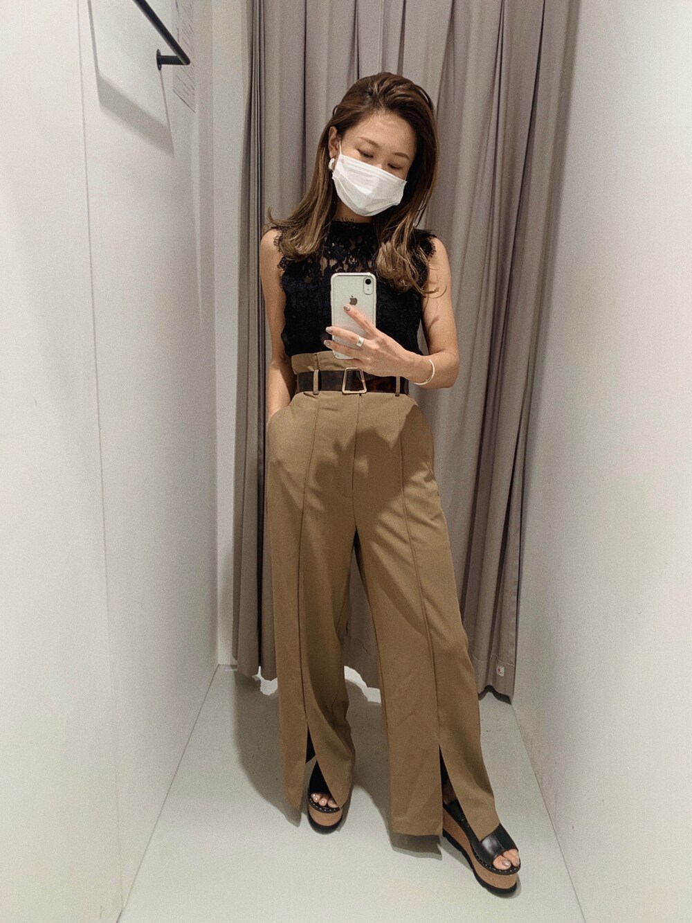 ブラック系のシャツ/ブラウス、ベージュ系のその他パンツを着用したレディースの夏コーディネートの2枚目の写真