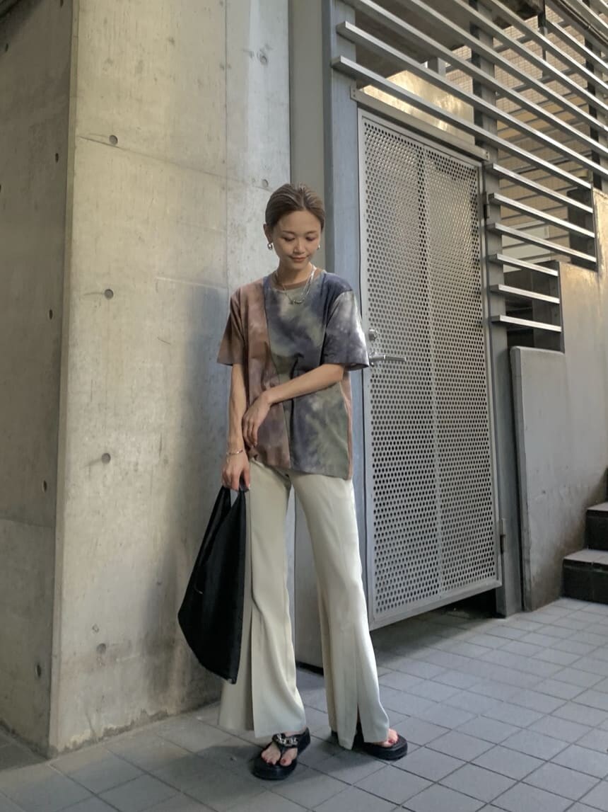 その他のTシャツ/カットソー、ベージュ系のスラックス、ブラック系のサンダルを着用したレディースの夏コーディネートの3枚目の写真