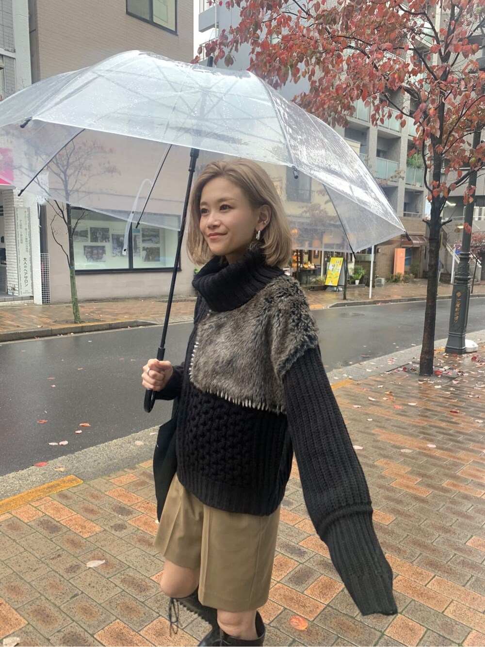 ブラック系のニット/セーターを着用したレディースの秋コーディネートの3枚目の写真
