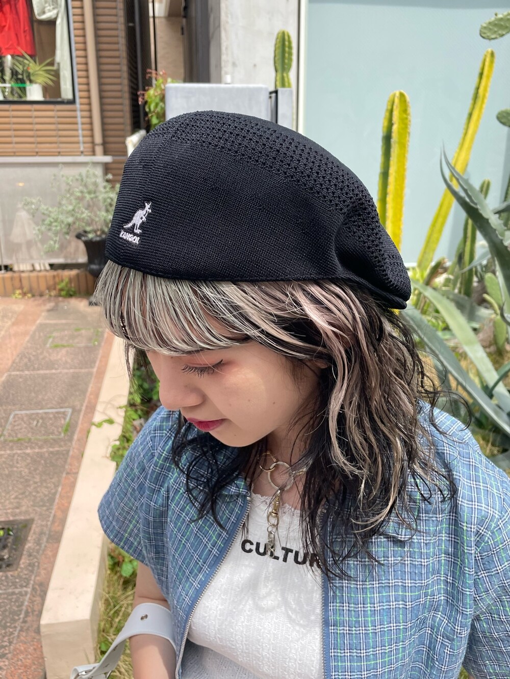 ブルー系のシャツ/ブラウス、ホワイト系のタンクトップ、ベージュ系のデニムパンツを着用したレディースの春コーディネートの8枚目の写真