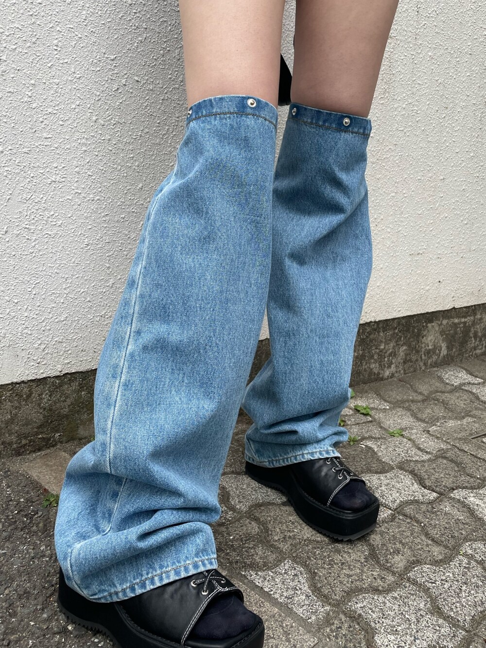 イエロー系のシャツ/ブラウス、ブラック系のTシャツ/カットソー、ブルー系のデニムパンツを着用したレディースの春コーディネートの8枚目の写真