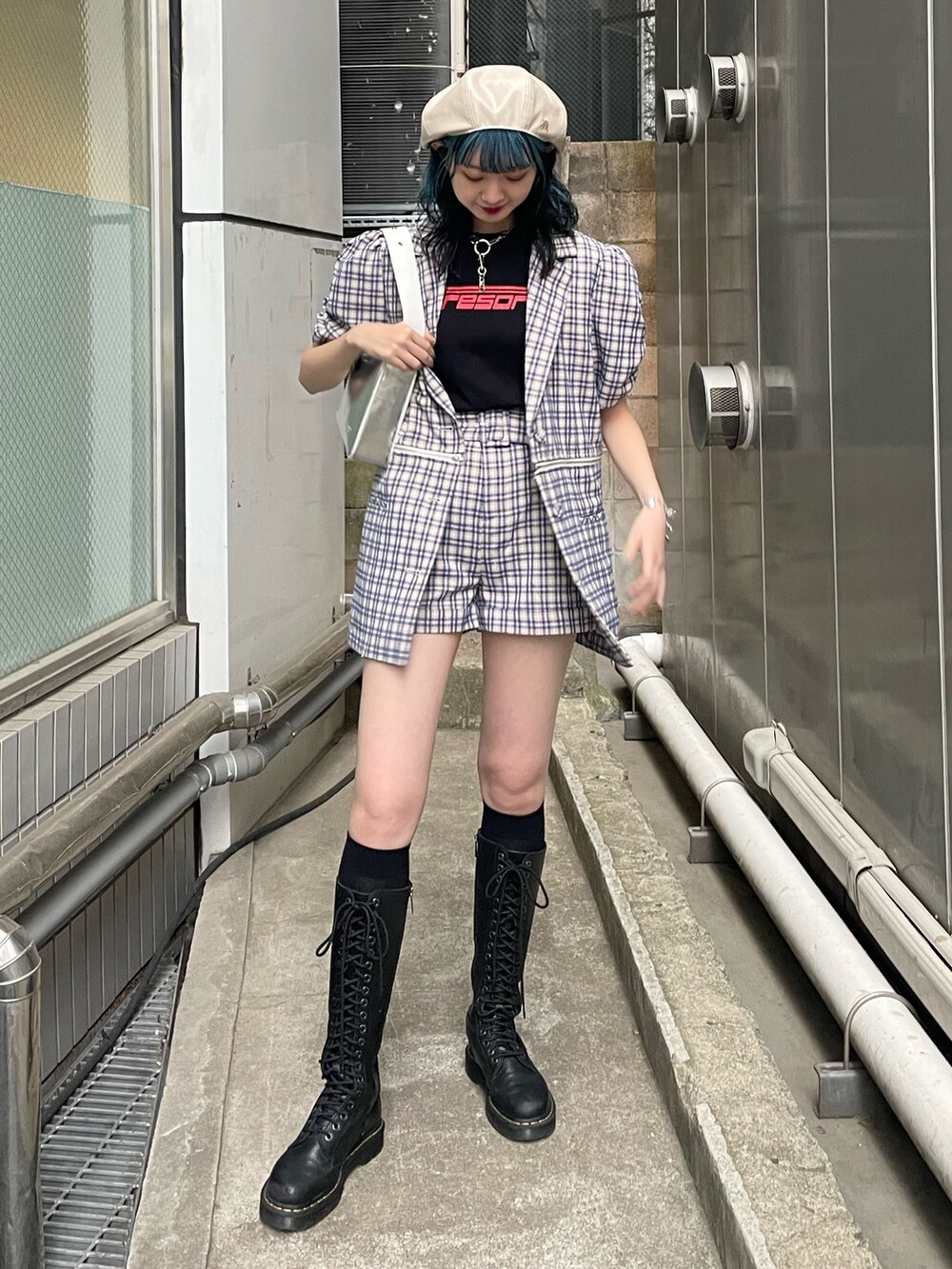 ブルー系のその他パンツ、ブルー系のテーラードジャケット、ブラック系のTシャツ/カットソーを着用したレディースの春コーディネートの2枚目の写真