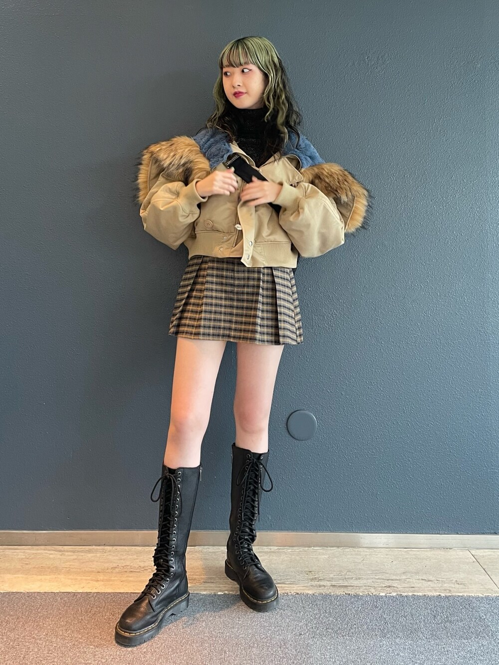 ブラック系のニット/セーター、グレー系のその他パンツ、ブラック系のブーツを着用したレディースの秋コーディネートの2枚目の写真