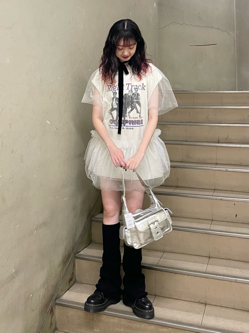 ホワイト系のTシャツ/カットソー、ホワイト系のワンピース、シルバー系のハンドバッグを着用したレディースの夏コーディネートの2枚目の写真