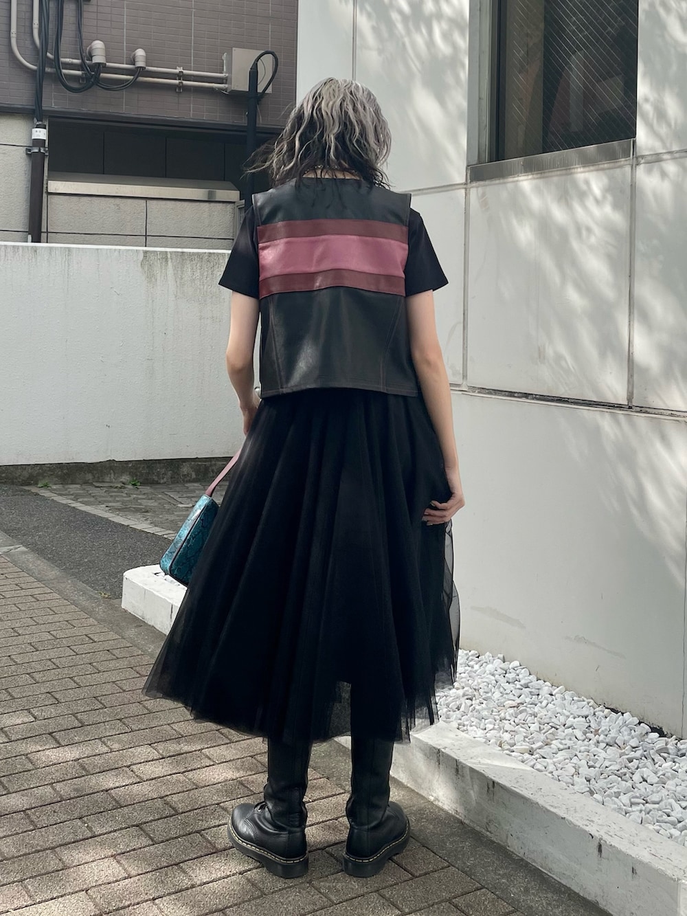 その他のベスト、ブラック系のTシャツ/カットソー、ブラック系のスカートを着用したレディースの春コーディネートの3枚目の写真