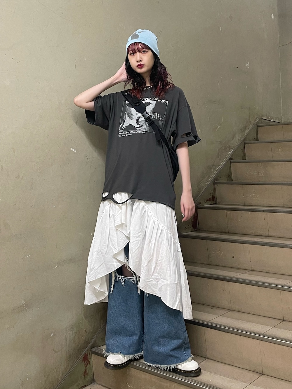 ブラック系のTシャツ/カットソー、ホワイト系のスカート、ブラック系のバックパック/リュックを着用したレディースの夏コーディネートの2枚目の写真