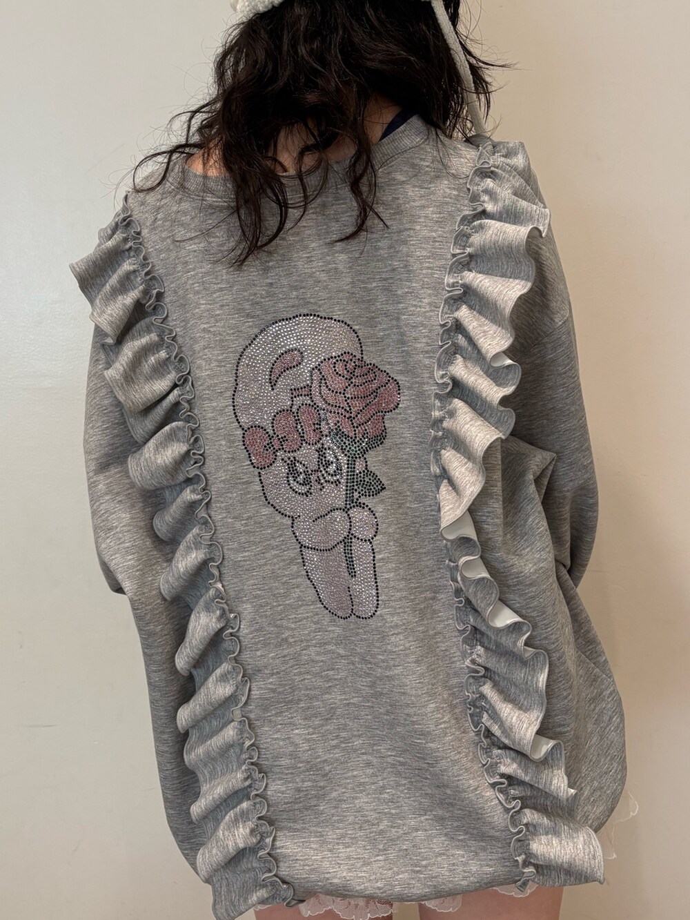 グレー系のスウェット、ピンク系のショルダーバッグ、ブラウン系のブーツを着用したレディースの秋コーディネートの5枚目の写真