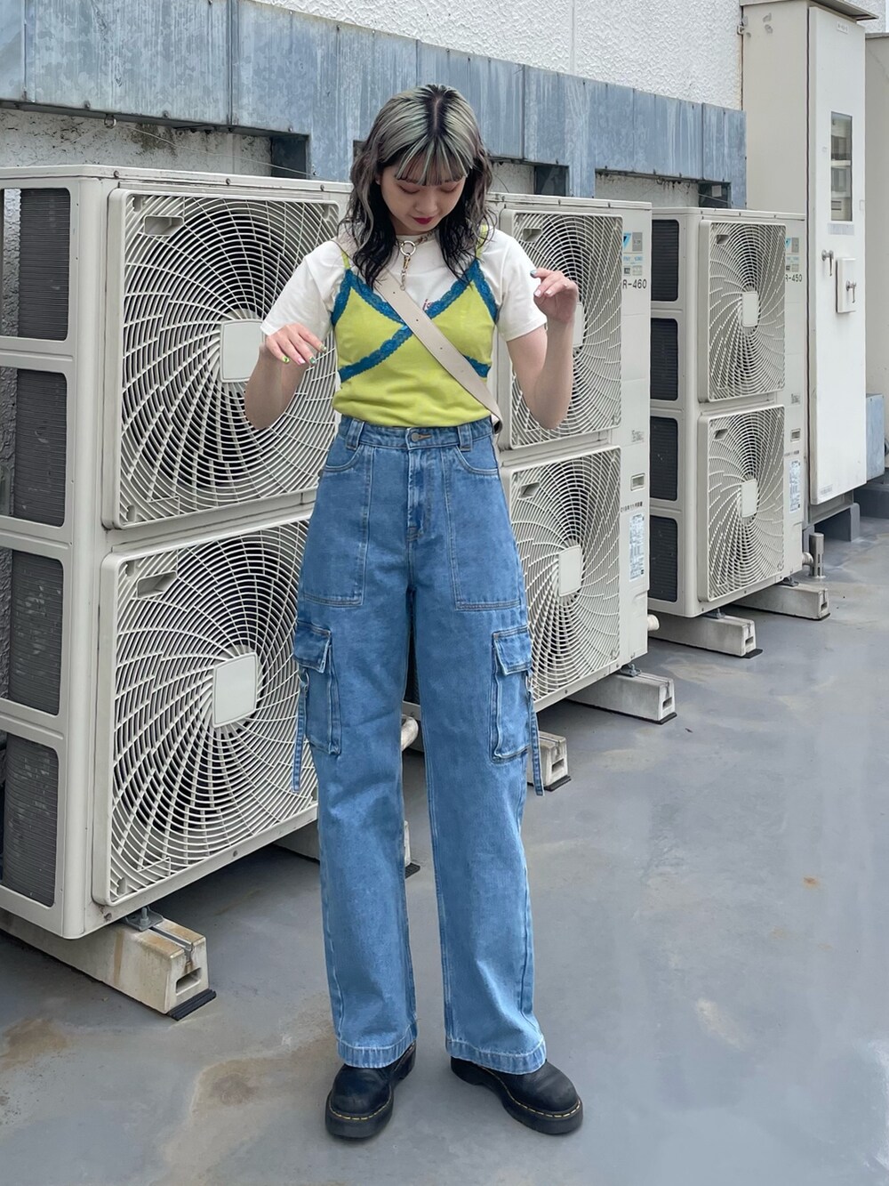 ホワイト系のTシャツ/カットソー、ブルー系のカーゴパンツ、グリーン系のTシャツ/カットソーを着用したレディースの春コーディネートの2枚目の写真