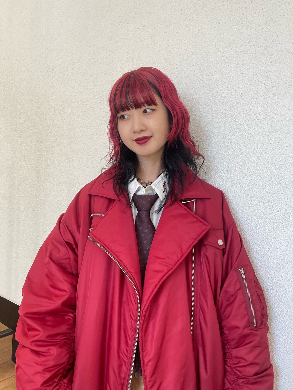 レッド系のMA-1、ホワイト系のシャツ/ブラウス、レッド系のネクタイを着用したレディースの秋コーディネートの4枚目の写真