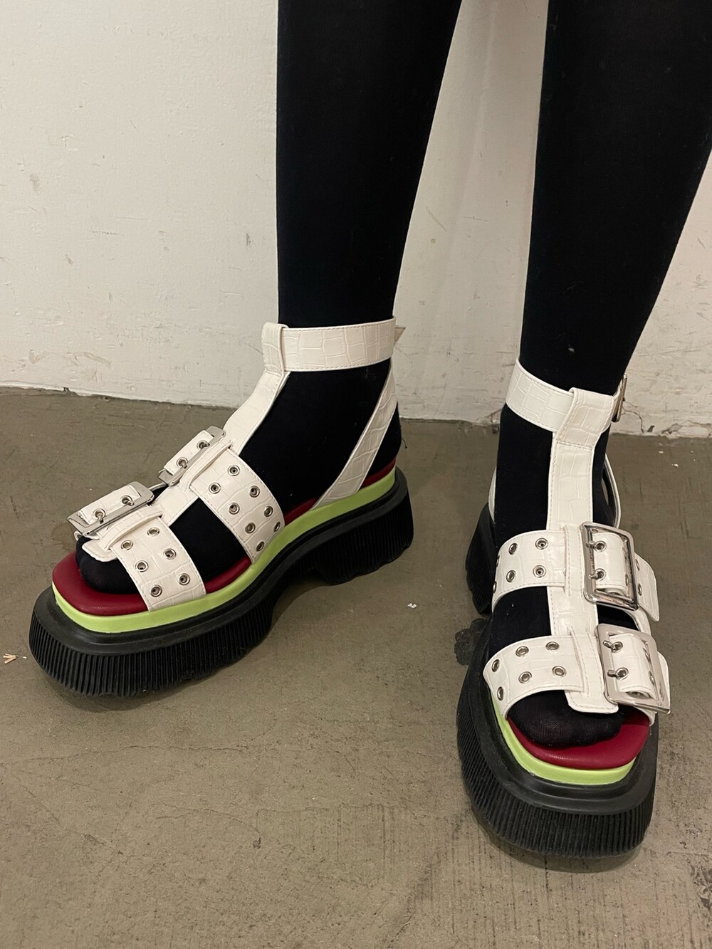 ピンク系のベスト、ブラウン系のその他パンツ、ホワイト系のサンダルを着用したレディースの春コーディネートの8枚目の写真
