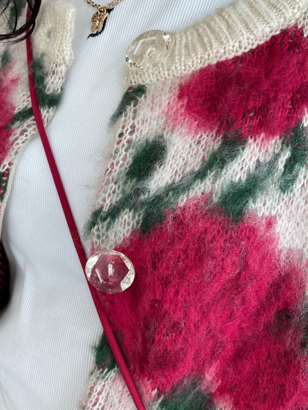 ホワイト系のカーディガン/ボレロ、ホワイト系のタンクトップ、ブラック系のデニムパンツを着用したレディースの夏コーディネートの6枚目の写真