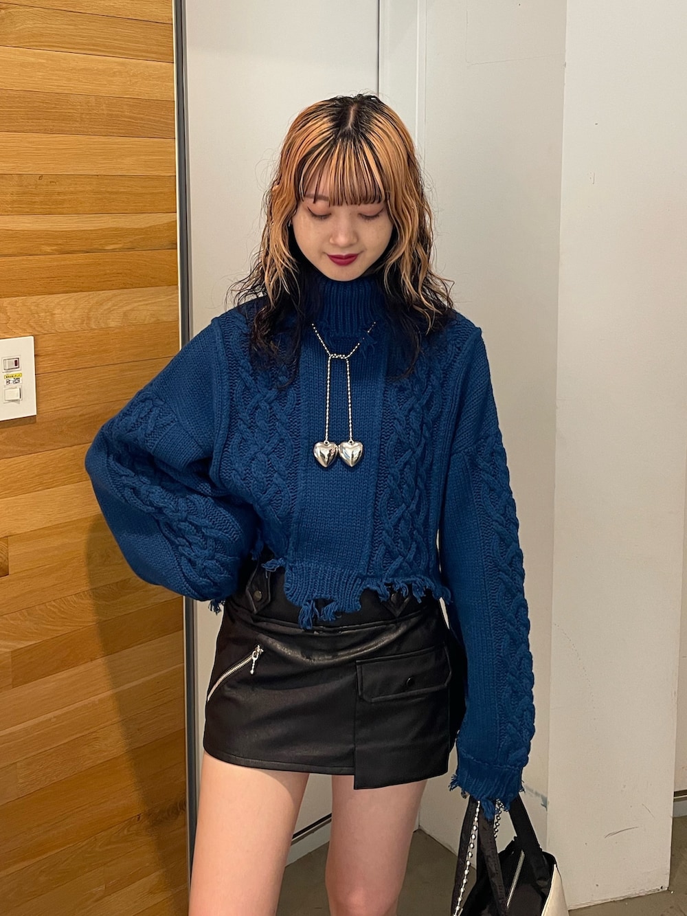 ブラック系のその他パンツ、ブルー系のニット/セーター、ブラック系のブーツを着用したレディースの冬コーディネートの4枚目の写真