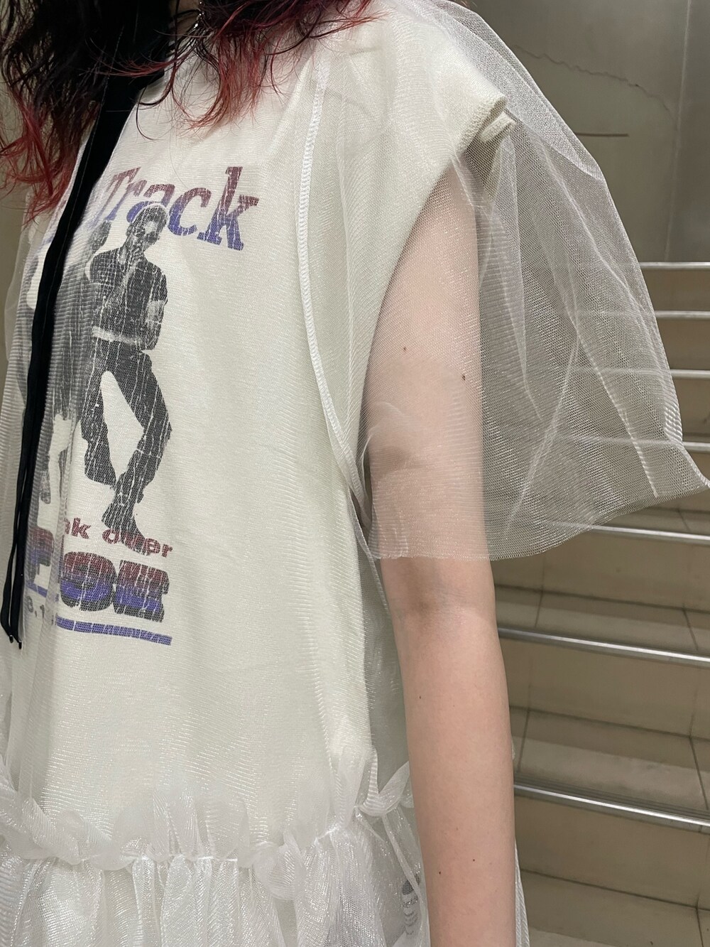 ホワイト系のTシャツ/カットソー、ホワイト系のワンピース、シルバー系のハンドバッグを着用したレディースの夏コーディネートの6枚目の写真