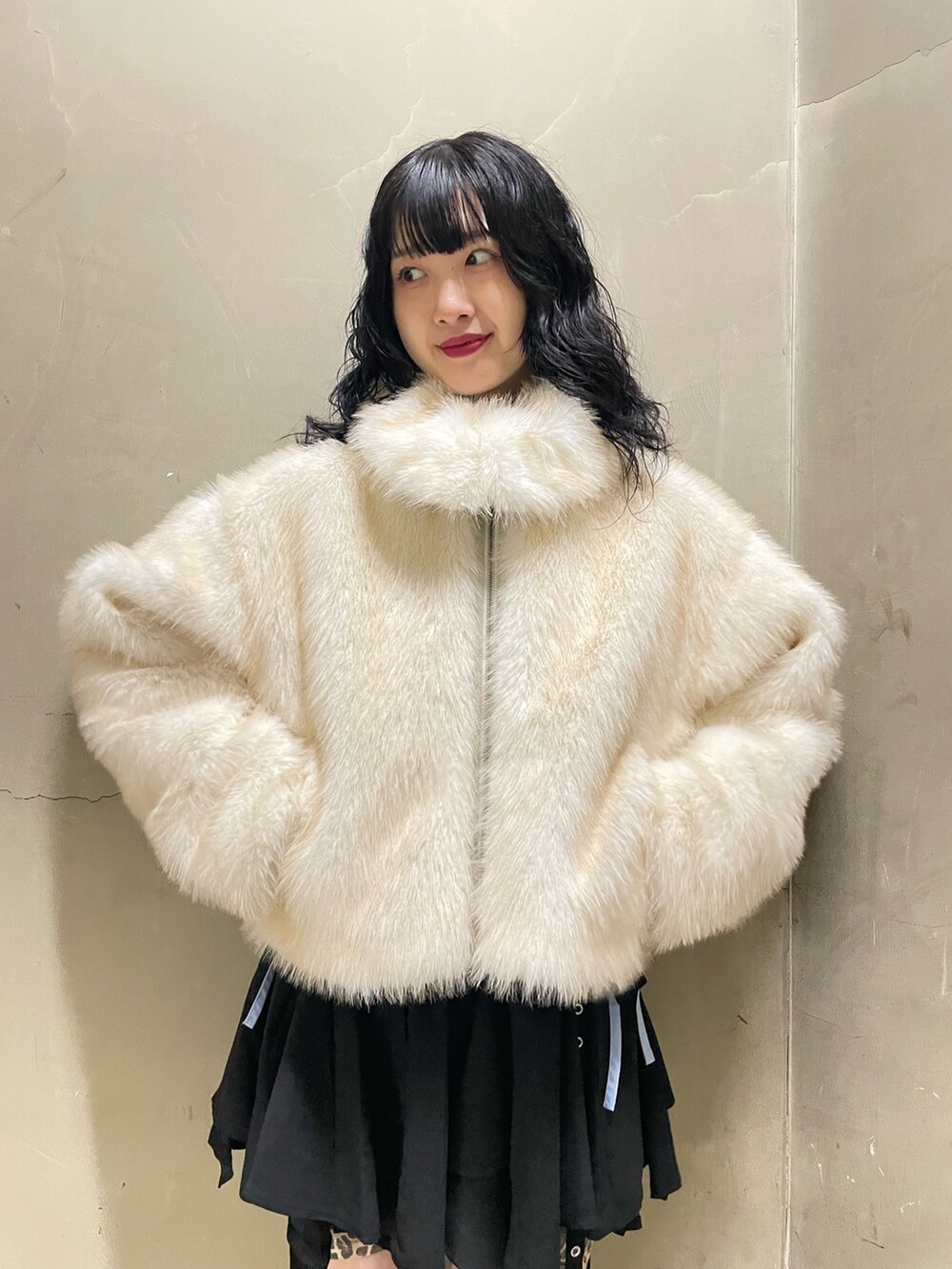 ホワイト系のその他アウター、ブルー系のシャツ/ブラウス、ブラック系のスカートを着用したレディースの秋コーディネートの5枚目の写真